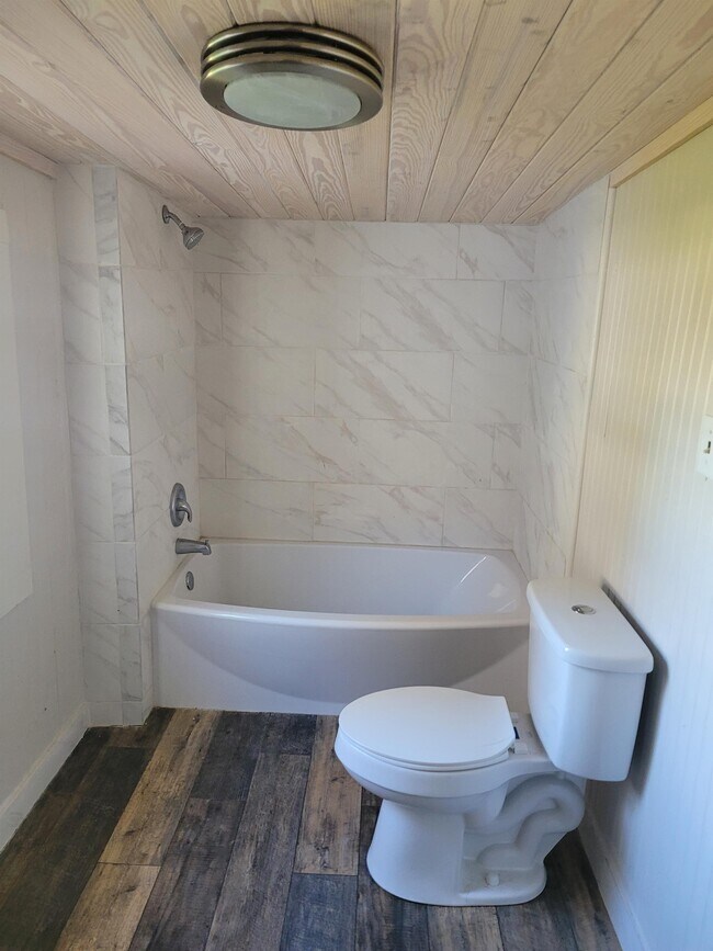 Building Photo - 109 N Suire St