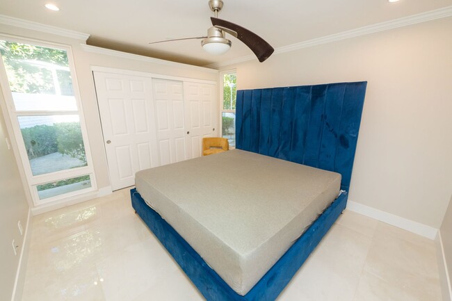 Building Photo - 1 Bedroom + Den / 1 Bath Condo w/ patio an...