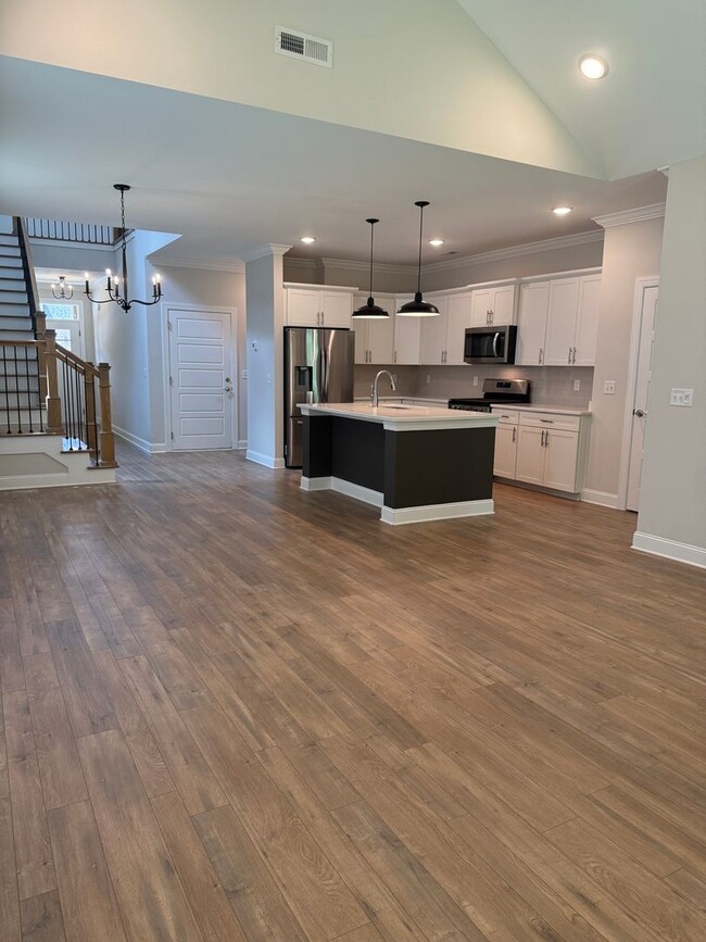 Building Photo - Easy access in Red Bank