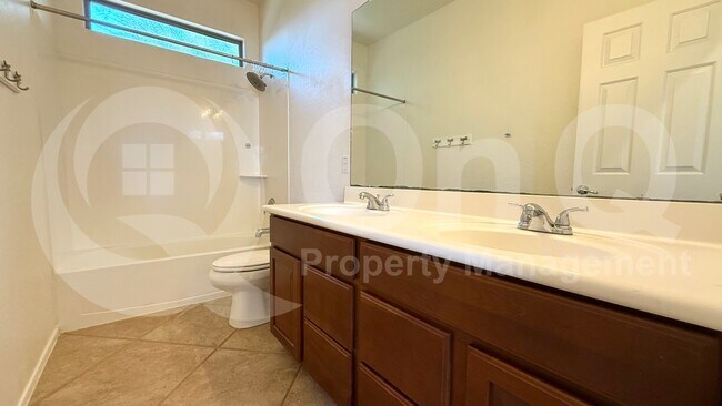 Building Photo - 2131 E Yellowstone Pl