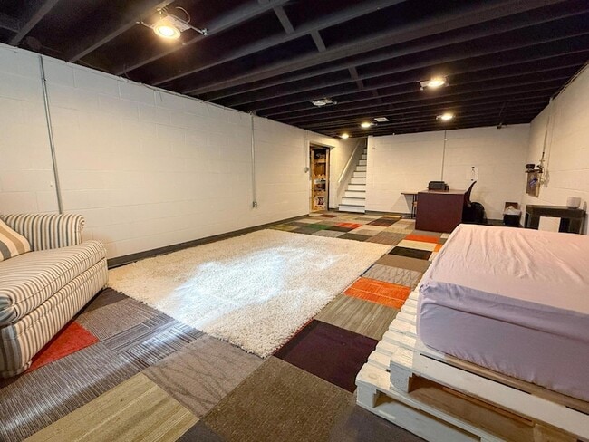 Building Photo - 3084 Sawyer Dr