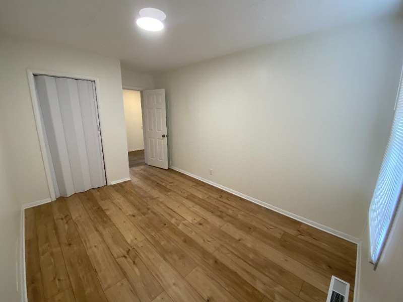 Building Photo - 412 E 7th St