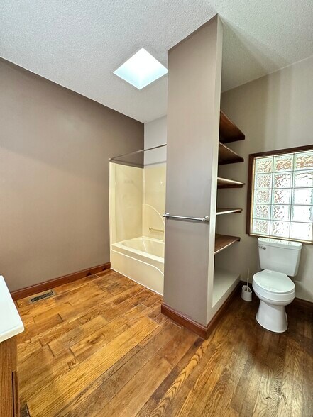 Building Photo - 923 E Hillcrest Dr