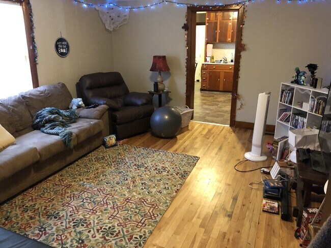 Building Photo - Great 4 Bed 1 Bath close to UWEC!