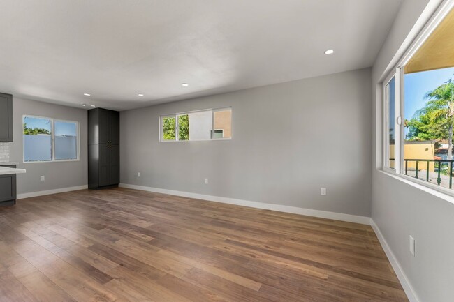 Building Photo - 711 N Clementine St