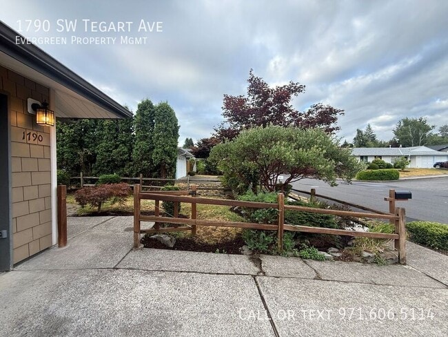 Building Photo - 1790 SW Tegart Ave
