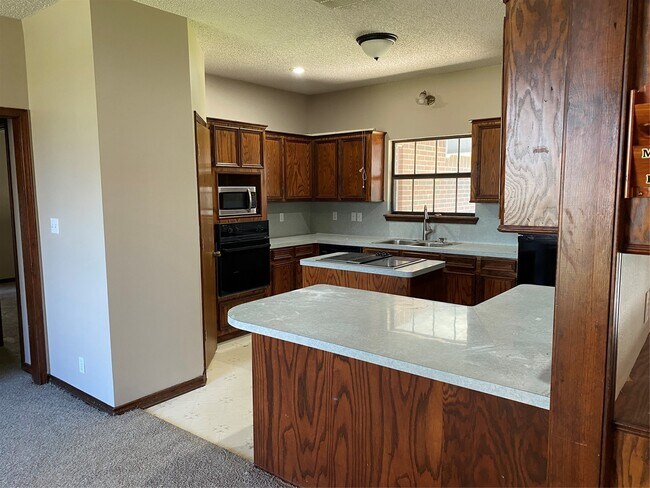 Building Photo - 301 Jansen Dr