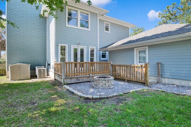 Building Photo - Sprawling Pensacola home close to NAS Pens...