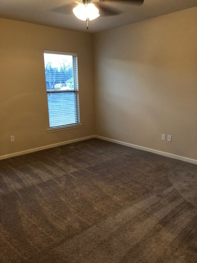 Building Photo - 3BD 2BA House in Hunters Trace Subdivision