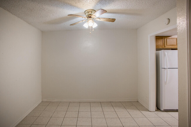 Building Photo - 813 Ranch Rd 12