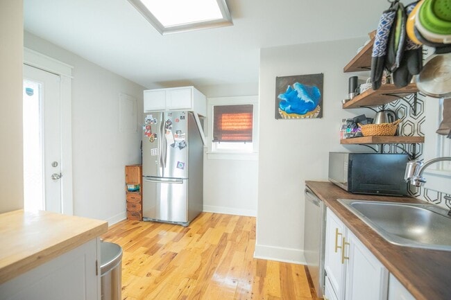 Building Photo - 2 bedroom 2 bath Madison cottage