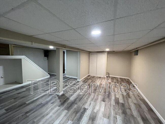 Building Photo - 519 School St