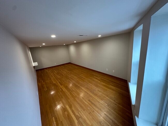 Building Photo - 386 Commercial St