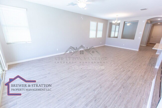 Building Photo - 15243 W Latham St