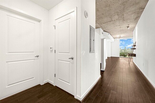 Building Photo - 5925 Almeda Rd