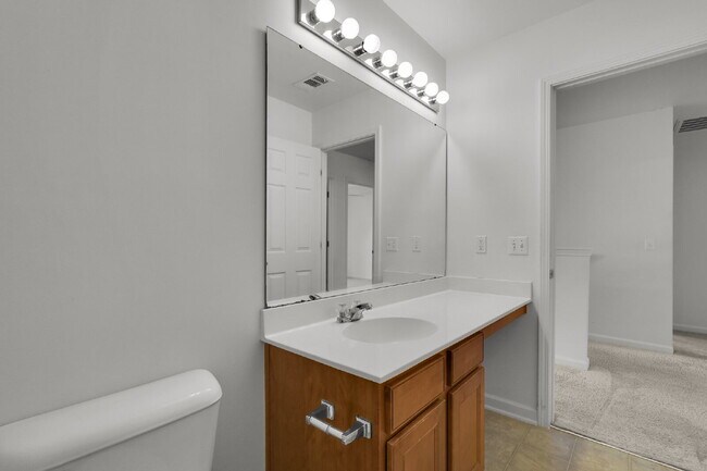 Building Photo - 3 Bedroom 2.5 bath home with 2 car garage located in Shadow Moss