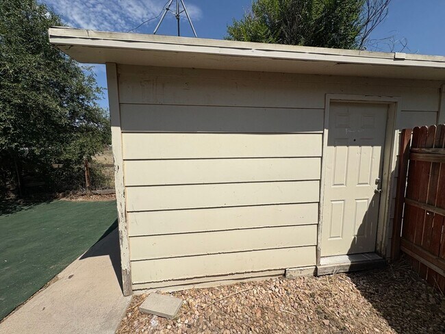 Building Photo - Fully Renovated 3 Bed 2.5 Bath Townhome w/ 1 Car Garage & Yard!