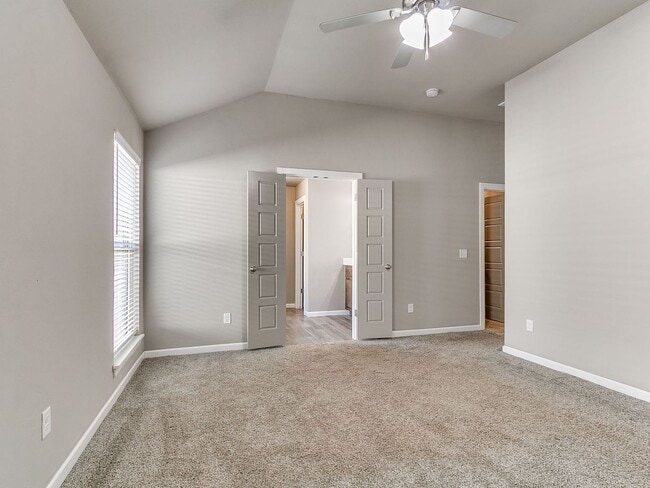 Building Photo - 3 bedroom, 2 bathroom, 2 car garage