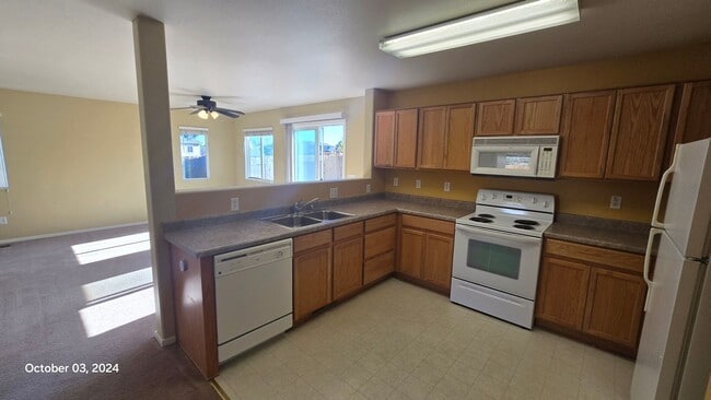 Building Photo - Spacious Two Story Townhome on Golf Course