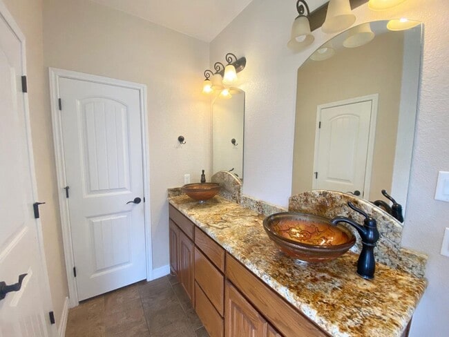 Building Photo - AVAILABLE NOW!