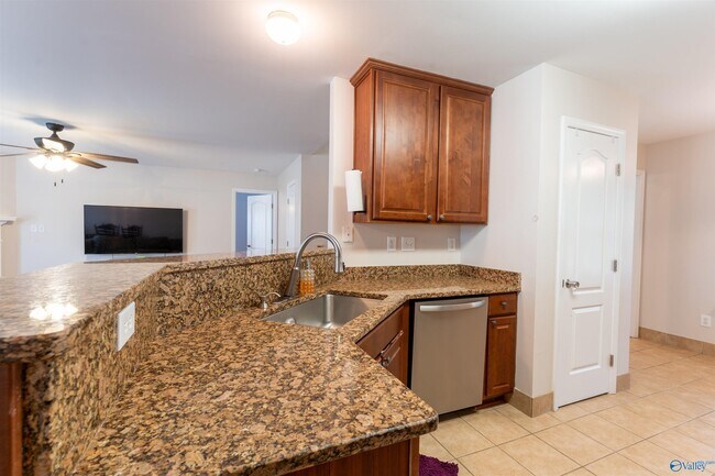 Building Photo - 2524 Oak Pl Dr SE
