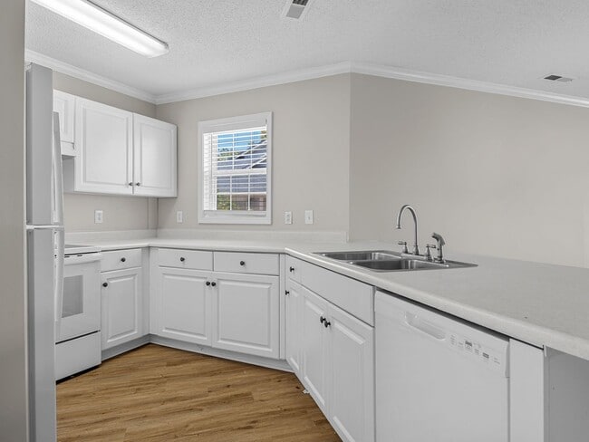 Building Photo - Charming 2 BR, 2.5 BA, One Story End Unit ...