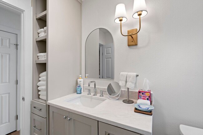 Building Photo - 6501 Ravendale Ln