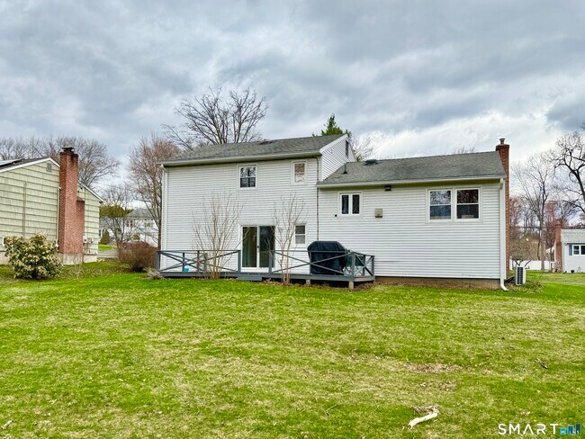 Building Photo - 47 Fuller Dr