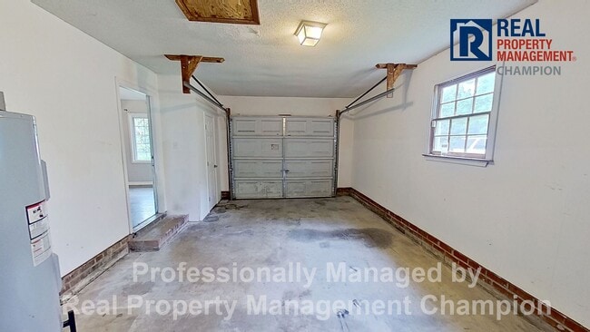 Building Photo - 3 BD/2 BA Home w/Attached Garage, Large Fenced Yard and Easy Access to Camp Lejeune