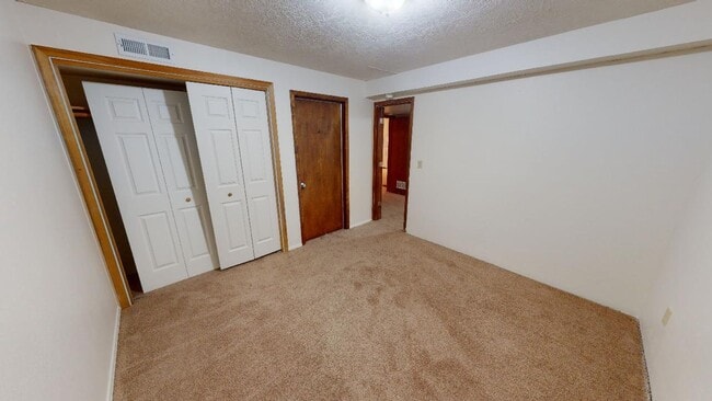 Building Photo - Lake Oswego/ Palisades - Hardwoods, Finished Daylight Basement, Pet Friendly