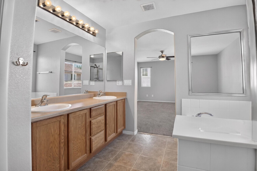 Building Photo - 10648 Bandera Mountain Ln