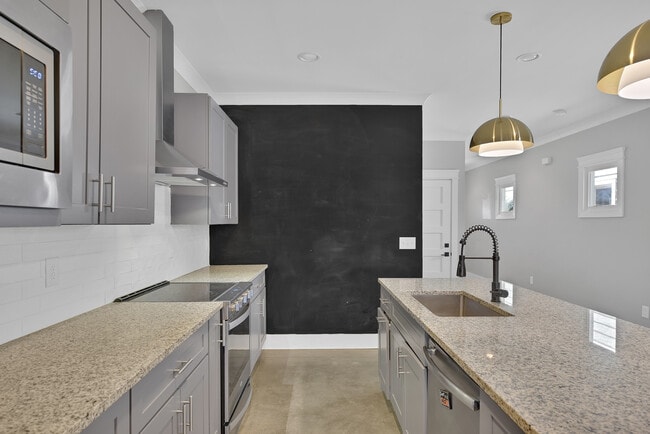 Building Photo - 368 Glenrose Ave