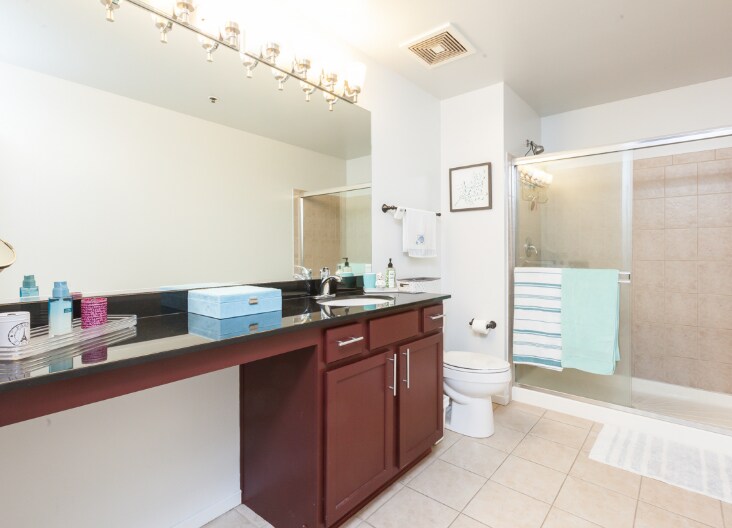 Building Photo - 933 W Van Buren St