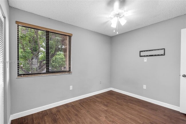 Building Photo - 341 W Park Dr