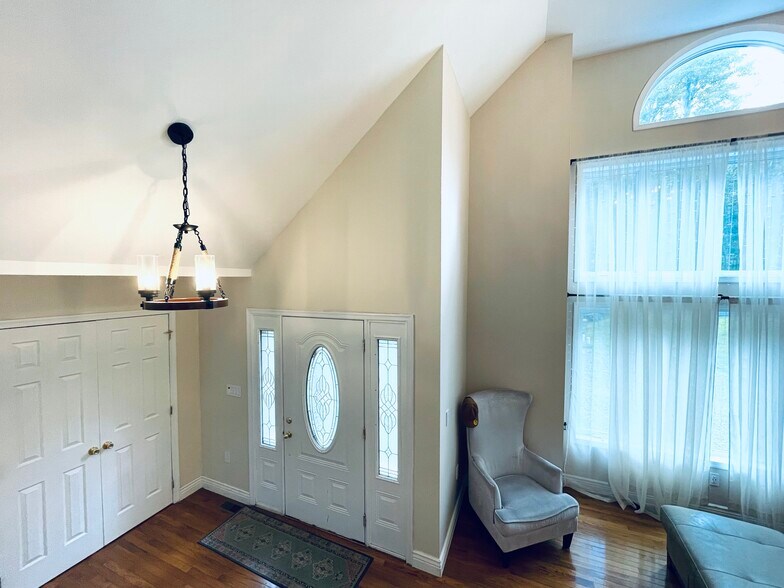 Building Photo - 157 Main St