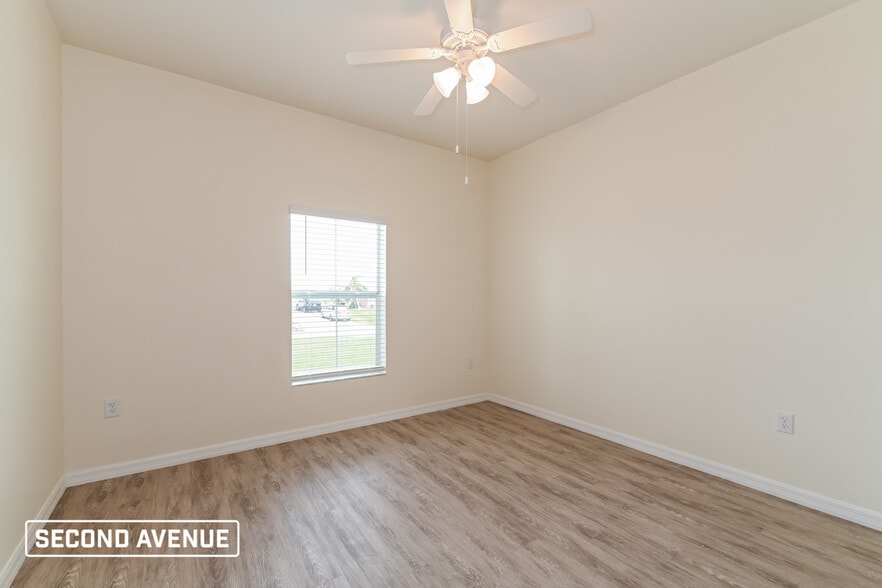 Building Photo - 1015 NE 34th St