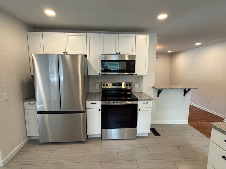 Building Photo - 3979 S Farm Road 193