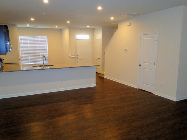 Building Photo - 8814 Commons Townes Dr