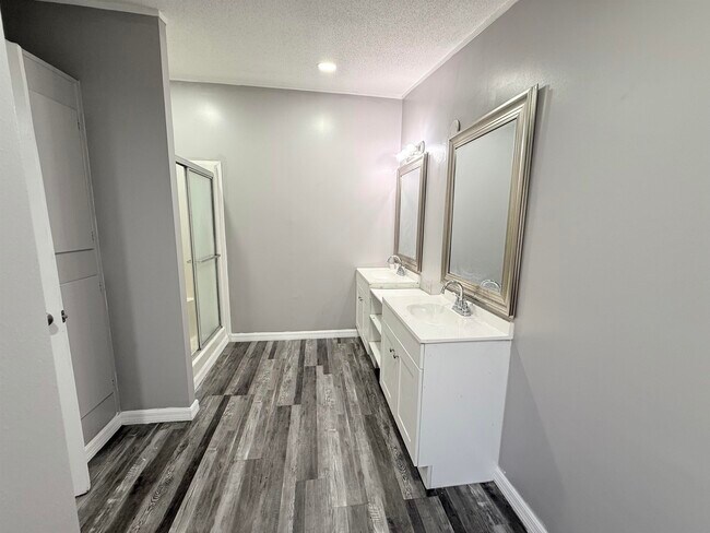 Building Photo - 5050 Box Wood Ct