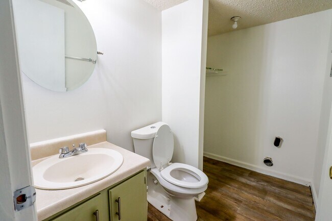 Building Photo - Newly Updated Townhouse for Rent