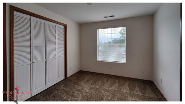 Building Photo - Beautiful open floorplan in amazing Steilacoom!!  All appliances included, large yard!!
