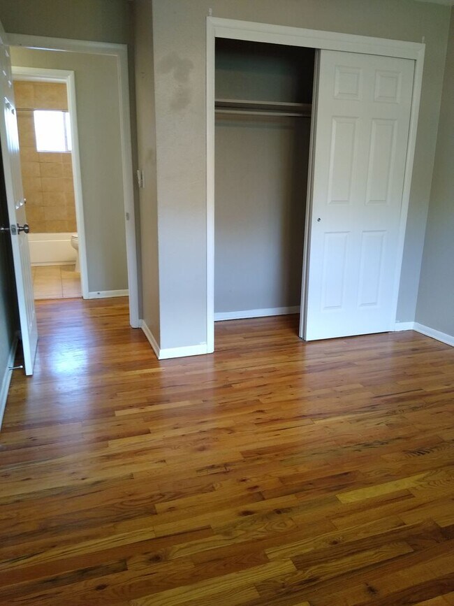 Building Photo - Osceola Duplex