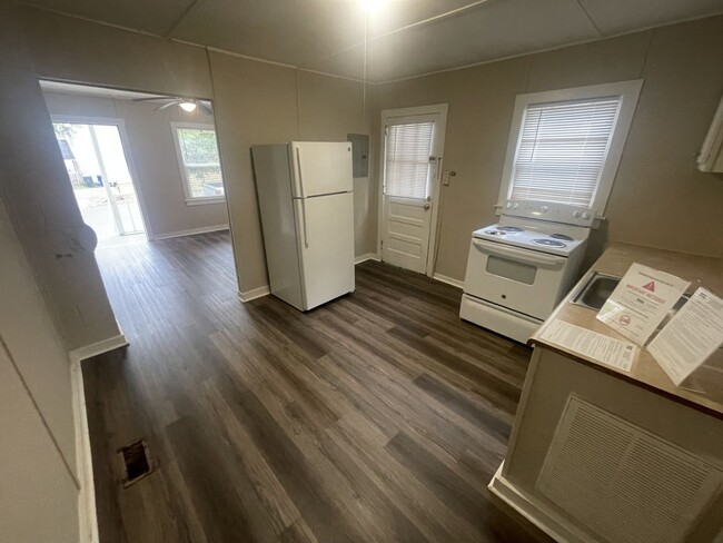 Building Photo - 1 Bd 1 Ba Duplex