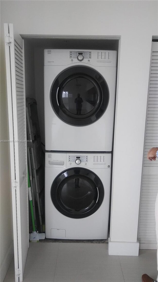 Building Photo - 1800 N Bayshore Dr