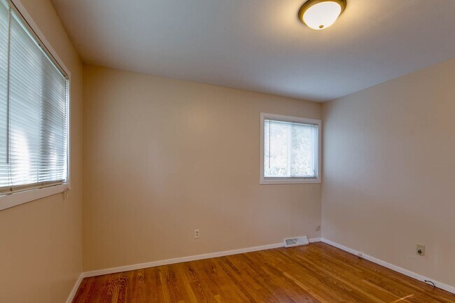 Building Photo - 1816 Elaine Dr