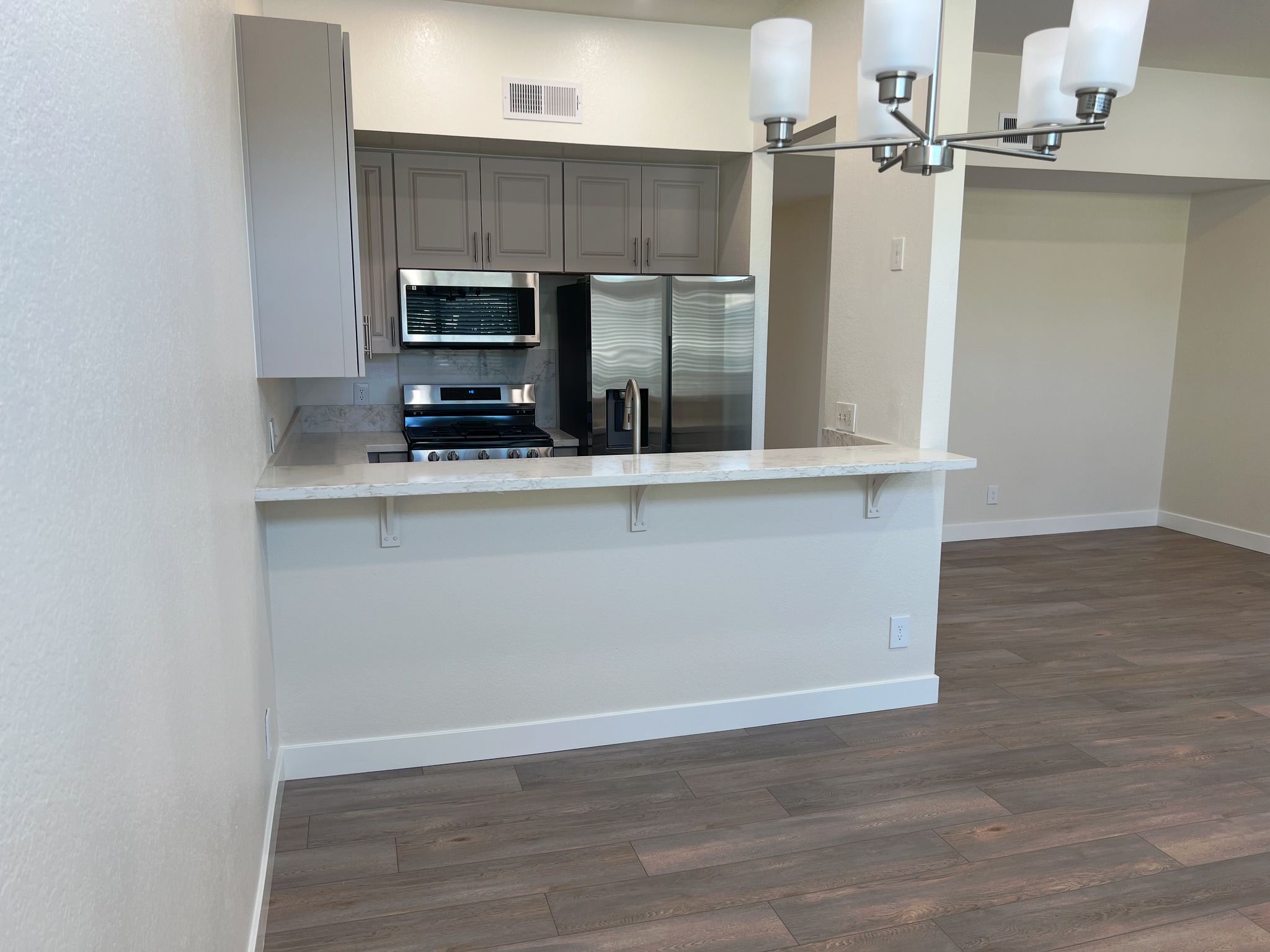 Kitchen with bar countertop - 8 Town and Country Rd