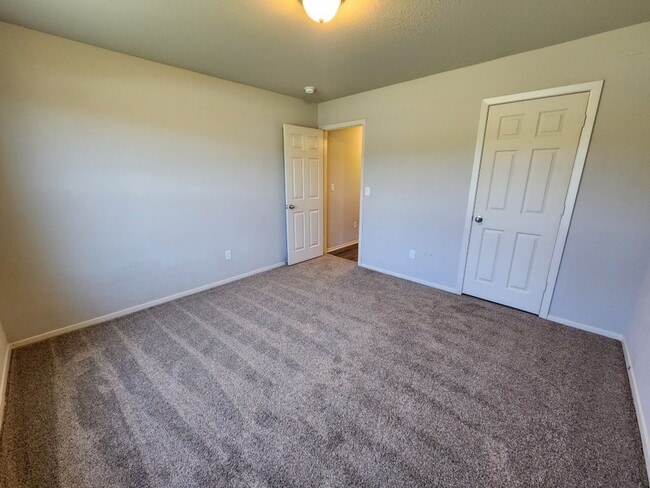 Building Photo - 2420 Vivian Dr
