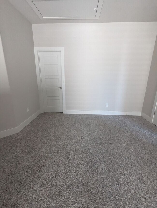 Building Photo - 4/2.5/2 - Beautiful 2 story/ PRIVATE PARKING!! GODLEY ISD