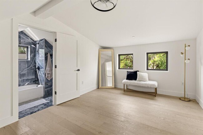 Building Photo - 2300 Bluebonnet Ln