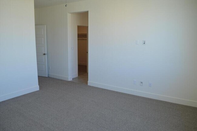 Building Photo - 2465 Pineda Dr